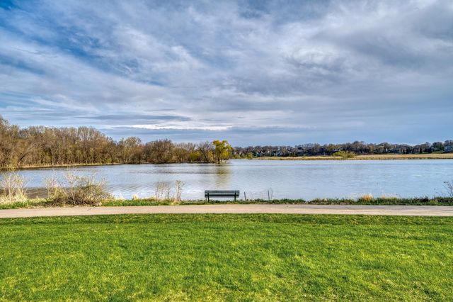 8687 Ridgewind Road, Eden Prairie, MN 55344