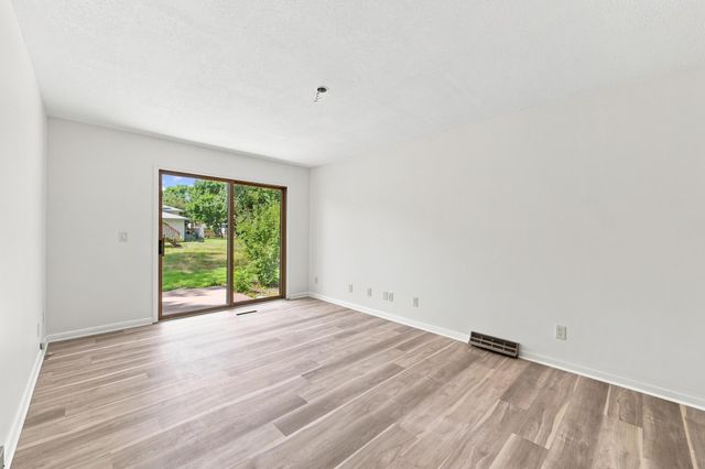 8687 Ridgewind Road, Eden Prairie, MN 55344