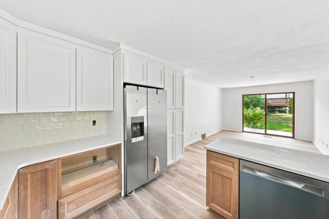 8687 Ridgewind Road, Eden Prairie, MN 55344