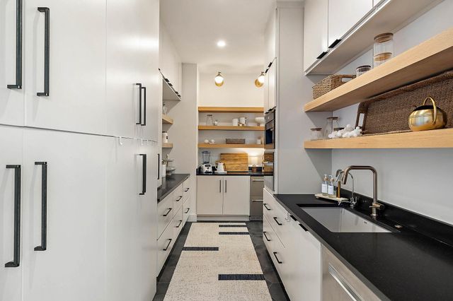 400 Medlin Creek LOOP, Dripping Springs, TX 78620