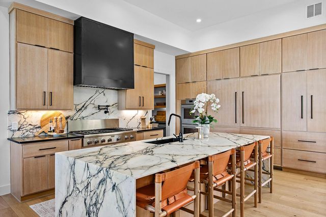 400 Medlin Creek LOOP, Dripping Springs, TX 78620