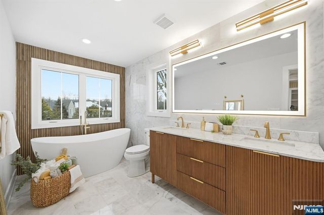 20 Hampton Terrace, Livingston, NJ 07039