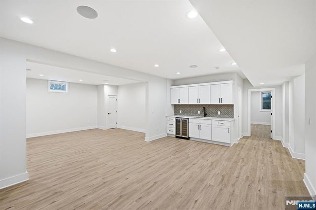 20 Hampton Terrace, Livingston, NJ 07039