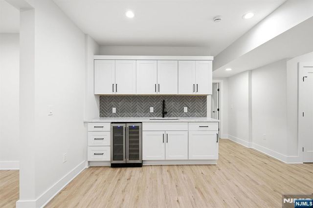 20 Hampton Terrace, Livingston, NJ 07039