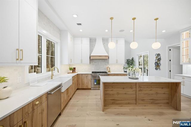 20 Hampton Terrace, Livingston, NJ 07039