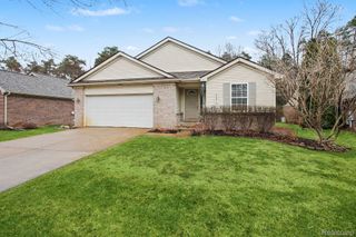 2661 Signature Circle, Hamburg Township, MI 48169