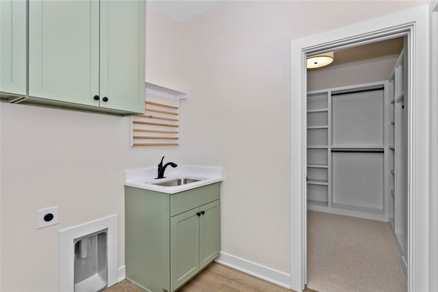 17425 Oakwood Drive, Urbandale, IA 50323