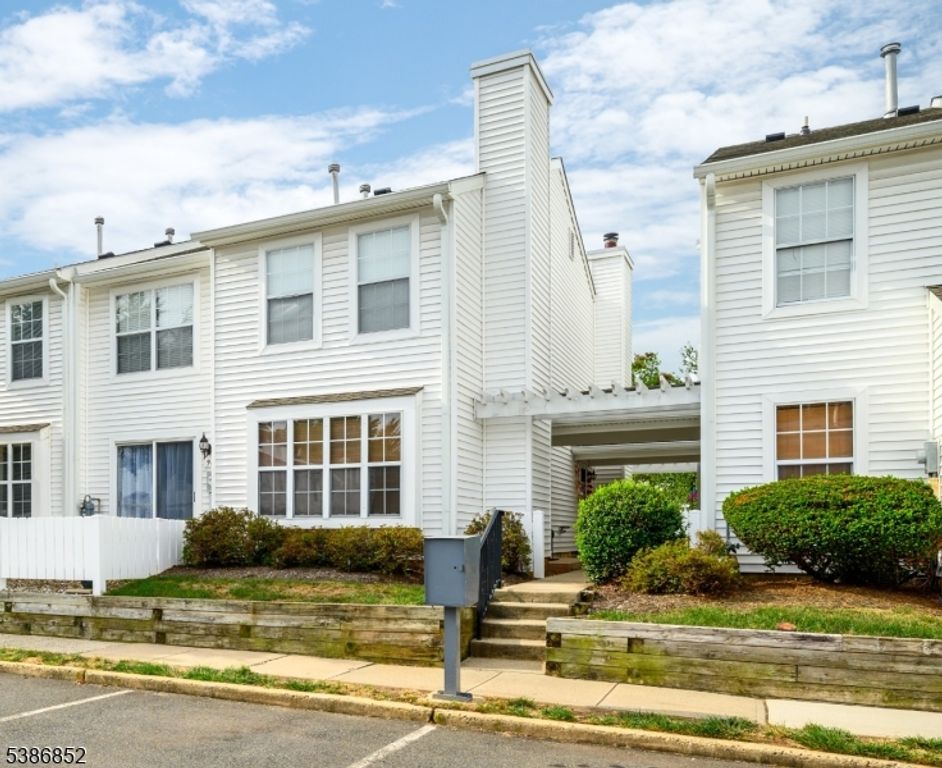 90 Almond Dr 90, Franklin Twp., NJ 08873