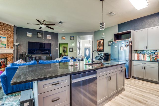 805 E Huitt Lane, Euless, TX 76040