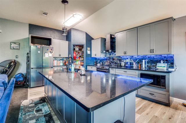 805 E Huitt Lane, Euless, TX 76040