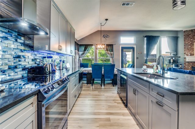 805 E Huitt Lane, Euless, TX 76040