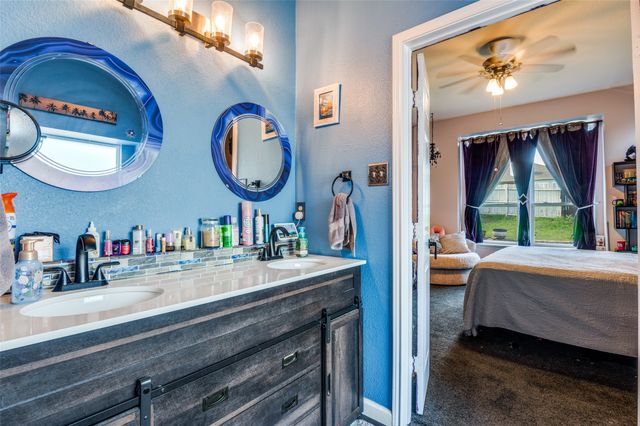 805 E Huitt Lane, Euless, TX 76040