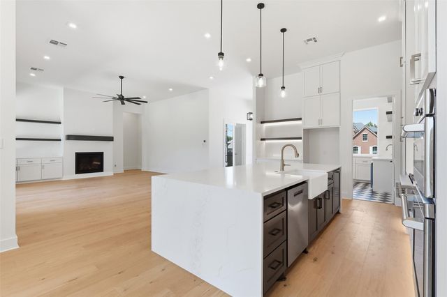 339 W Shore Lane, Montgomery, TX 77356
