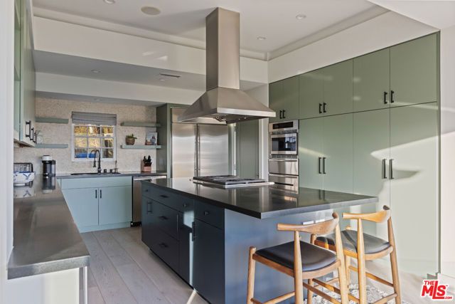 8430 Franklin Avenue, Los Angeles, CA 90069