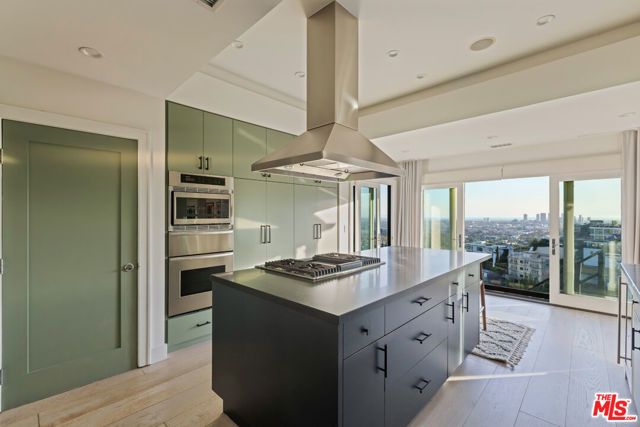 8430 Franklin Avenue, Los Angeles, CA 90069