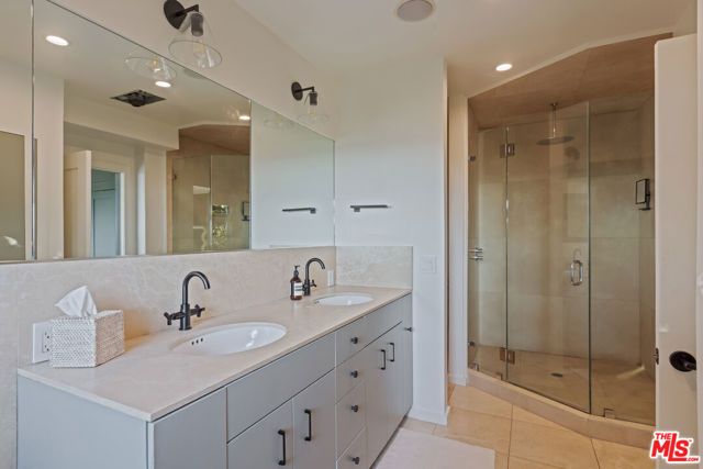 8430 Franklin Avenue, Los Angeles, CA 90069