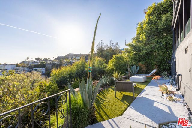 8430 Franklin Avenue, Los Angeles, CA 90069