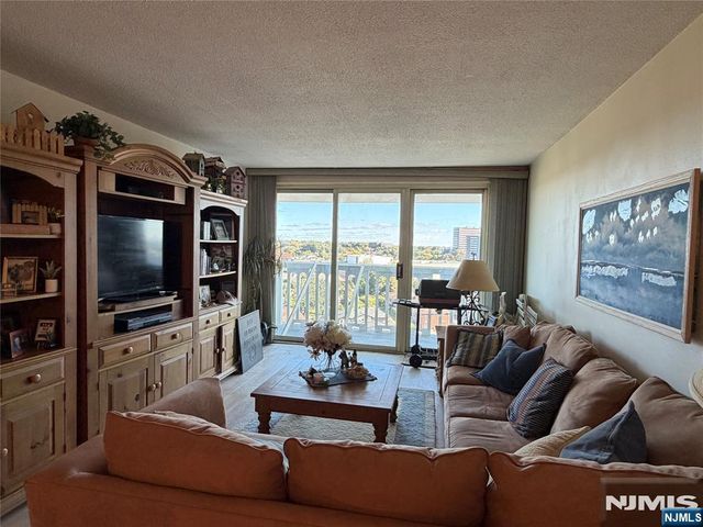 555 North Avenue 11A, Fort Lee, NJ 07024