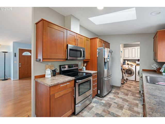 1655 S ELM St 302, Canby, OR 97013