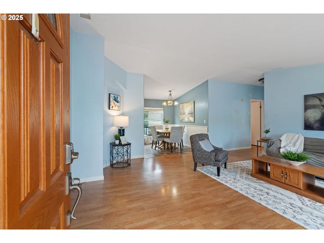 1655 S ELM St 302, Canby, OR 97013