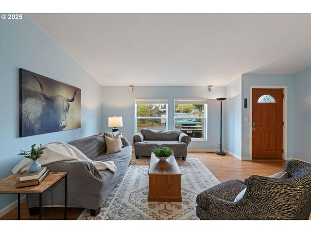 1655 S ELM St 302, Canby, OR 97013