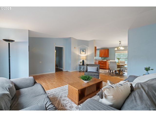 1655 S ELM St 302, Canby, OR 97013