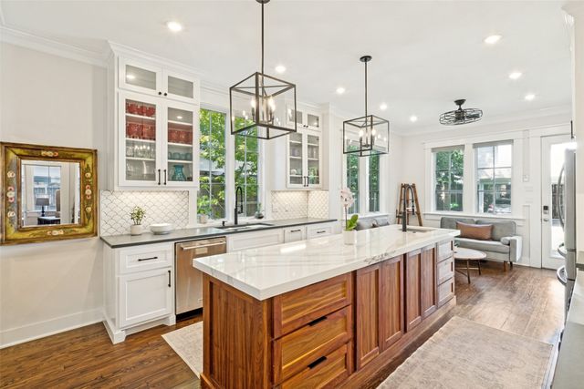 909 Woodlawn Avenue, Dallas, TX 75208
