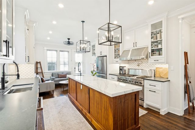 909 Woodlawn Avenue, Dallas, TX 75208