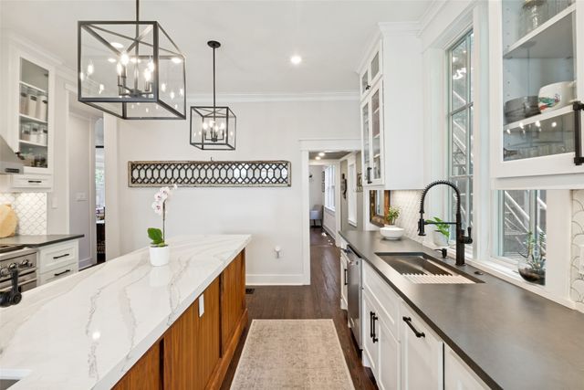 909 Woodlawn Avenue, Dallas, TX 75208