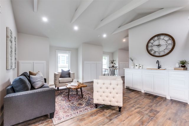 909 Woodlawn Avenue, Dallas, TX 75208
