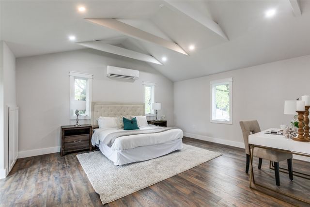 909 Woodlawn Avenue, Dallas, TX 75208