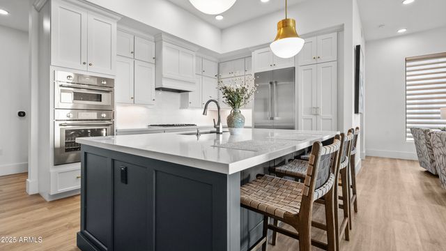 5250 E DEER VALLEY Drive 401, Phoenix, AZ 85054