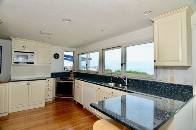53 Harborview Rd, Hull, MA 02045