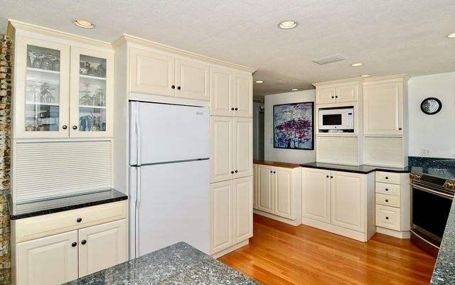 53 Harborview Rd, Hull, MA 02045
