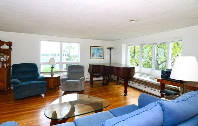 53 Harborview Rd, Hull, MA 02045
