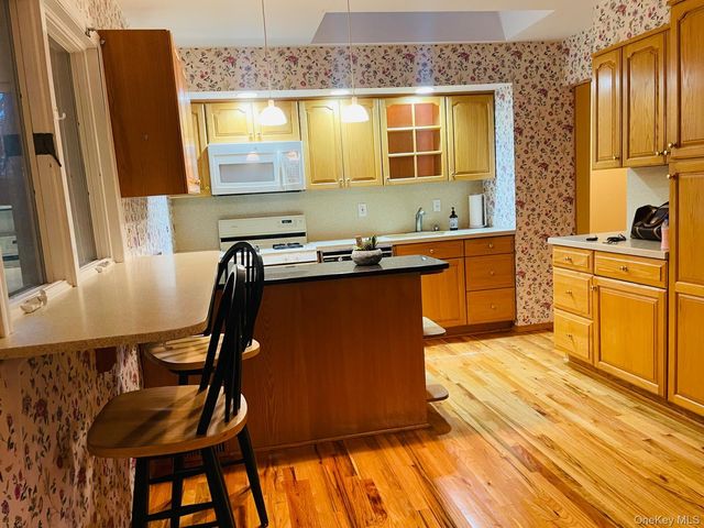 18 Greenwich Road, Smithtown, NY 11787