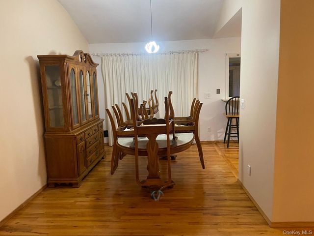18 Greenwich Road, Smithtown, NY 11787