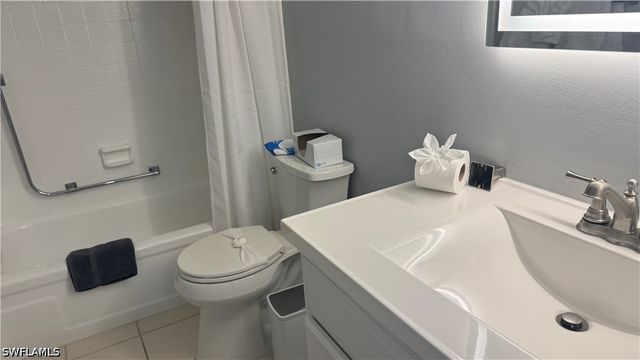 600 Valley Stream DR F6, Naples, FL 34113