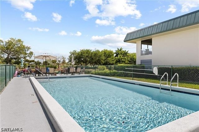 600 Valley Stream DR F6, Naples, FL 34113