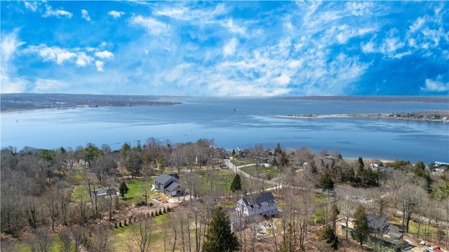 4 Monkey Wrench Lane, Bristol, RI 02809