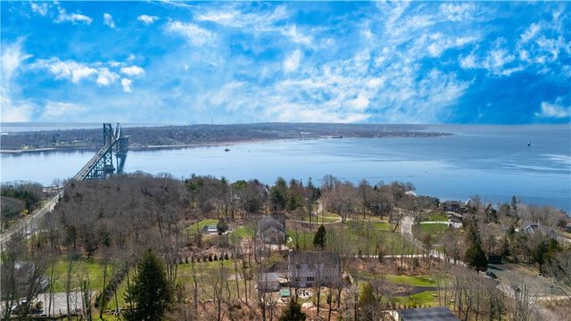 4 Monkey Wrench Lane, Bristol, RI 02809