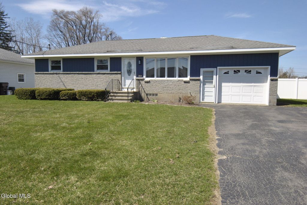14 Kenlyn Drive, Colonie, NY 12205