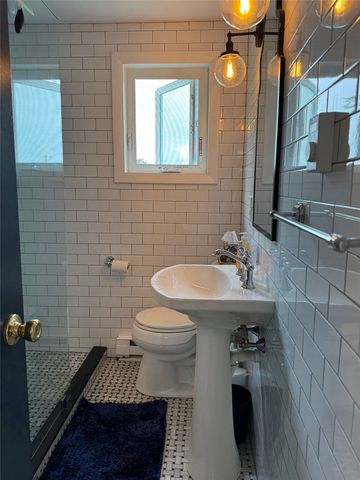 142 Renfrew Avenue, Middletown, RI 02842