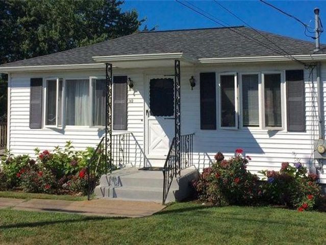 142 Renfrew Avenue, Middletown, RI 02842