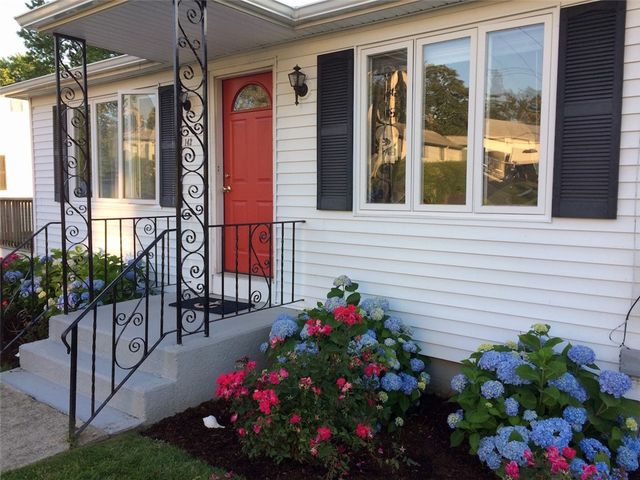 142 Renfrew Avenue, Middletown, RI 02842