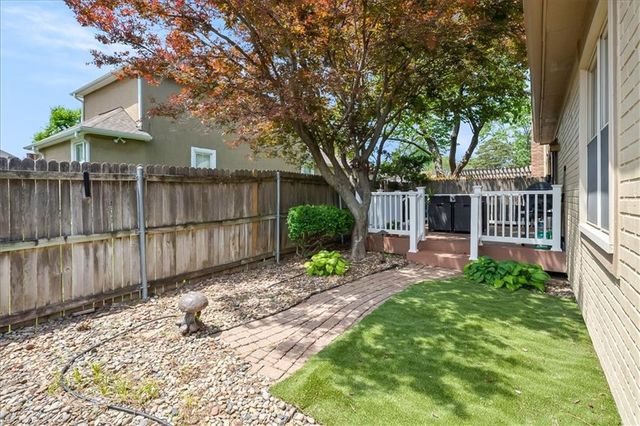 9698 Oakshire Street, Overland Park, KS 66214