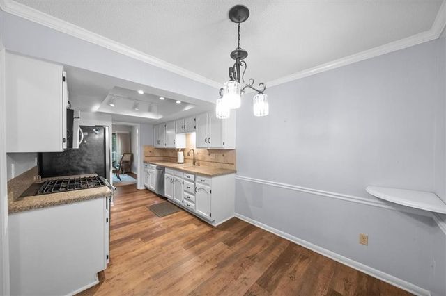 9698 Oakshire Street, Overland Park, KS 66214