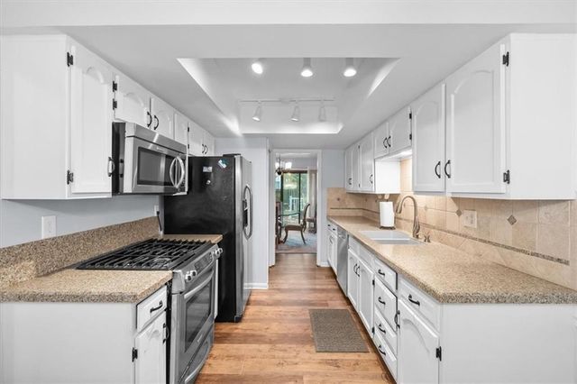 9698 Oakshire Street, Overland Park, KS 66214