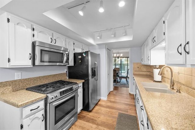 9698 Oakshire Street, Overland Park, KS 66214