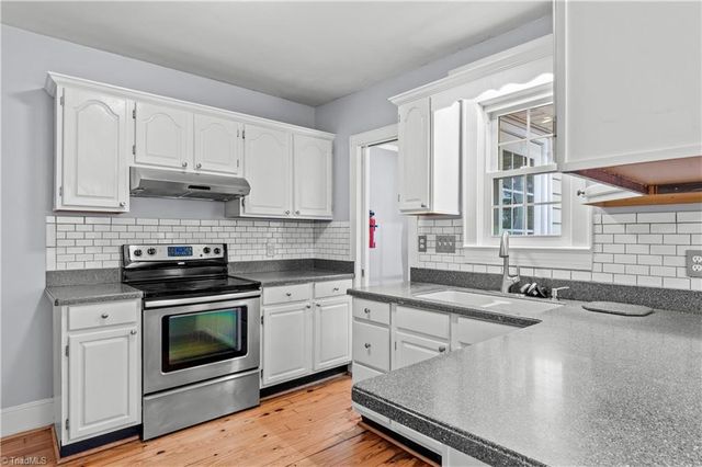 2117 N Peace Haven Road, Winston-salem, NC 27106